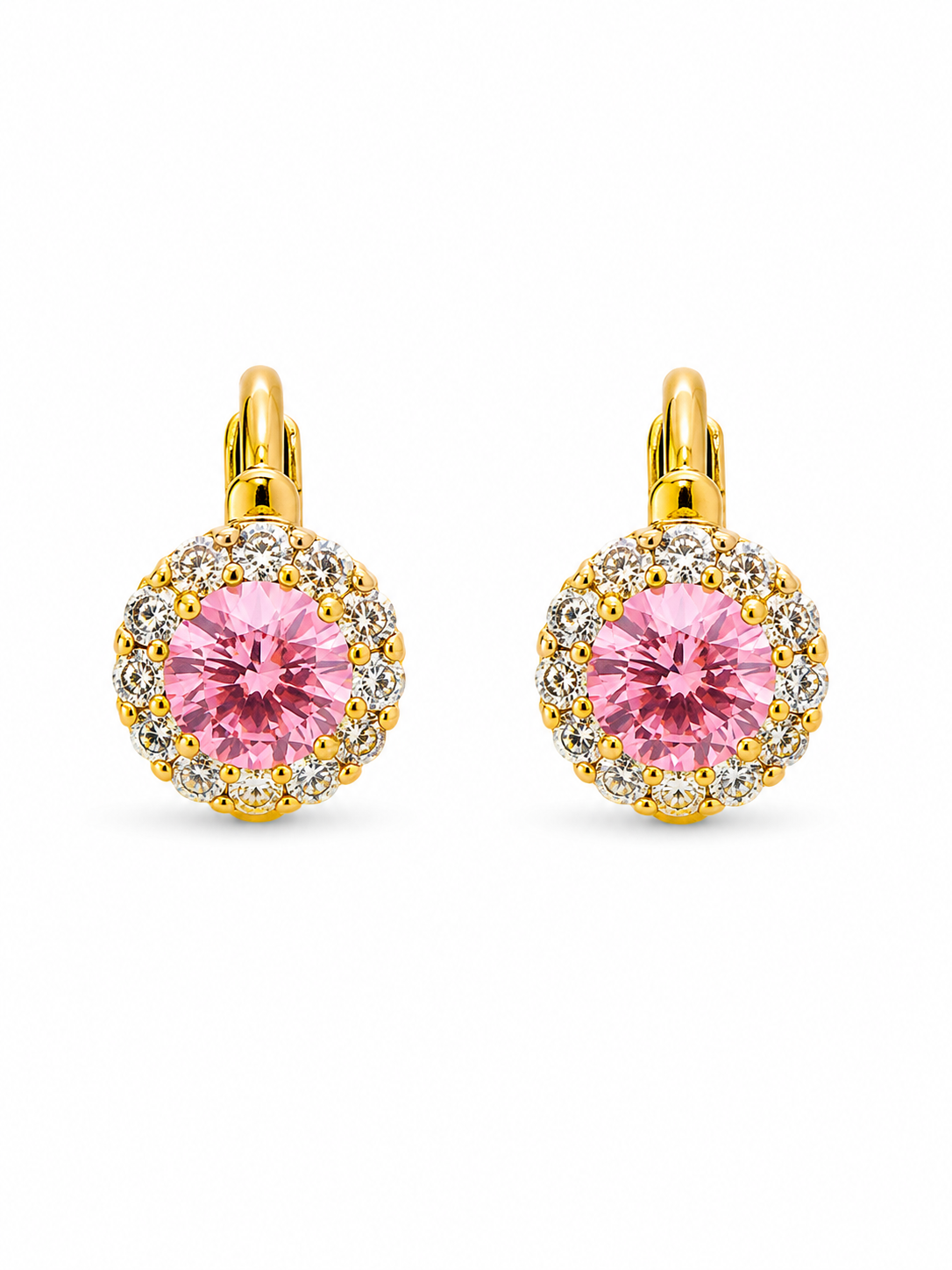 Cercei eleganți cu piatră roz centrală de 6mm, înconjurată de halou de zirconii albe. Placați cu aur 18k, design clasic și rafinat