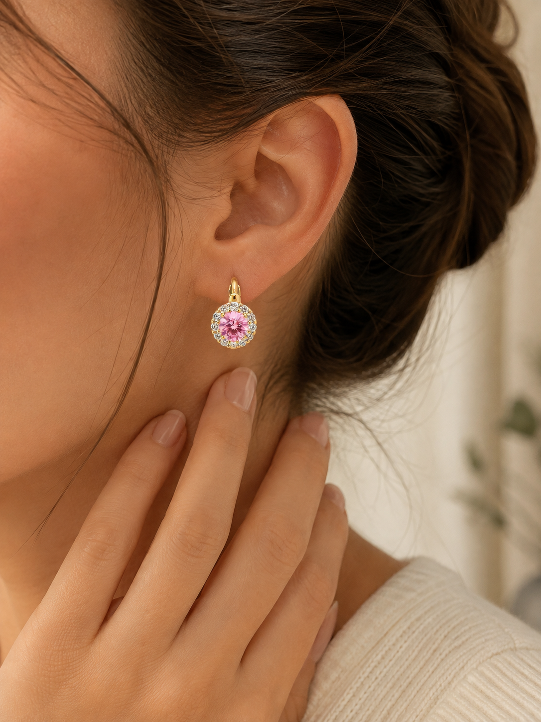 Cercei eleganți cu piatră roz centrală de 6mm, înconjurată de halou de zirconii albe. Placați cu aur 18k, design clasic și rafinat - imagine 2