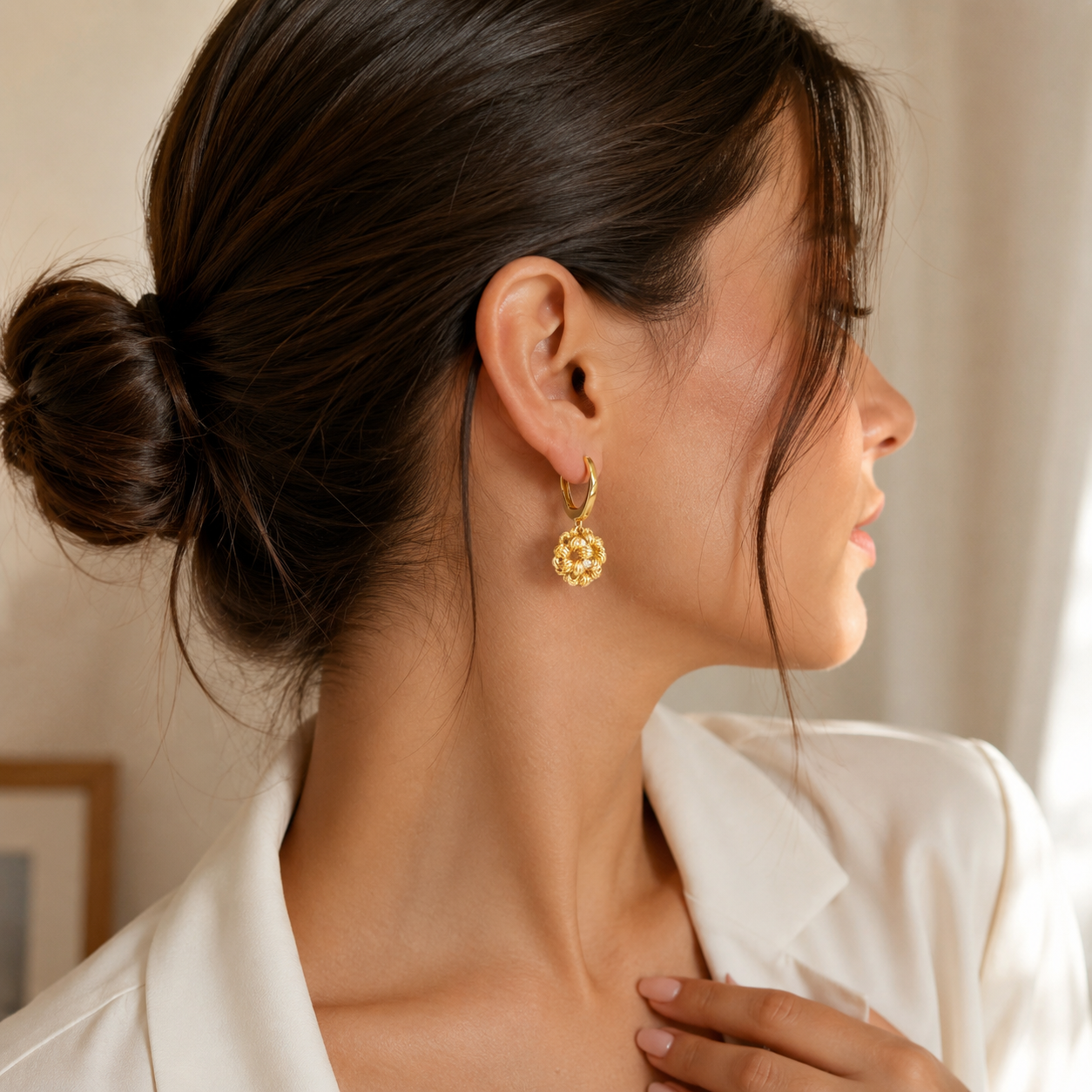 `Model purtând cercei Golden Rosette placați aur 18K, cercel floare torsadată la ureche`
